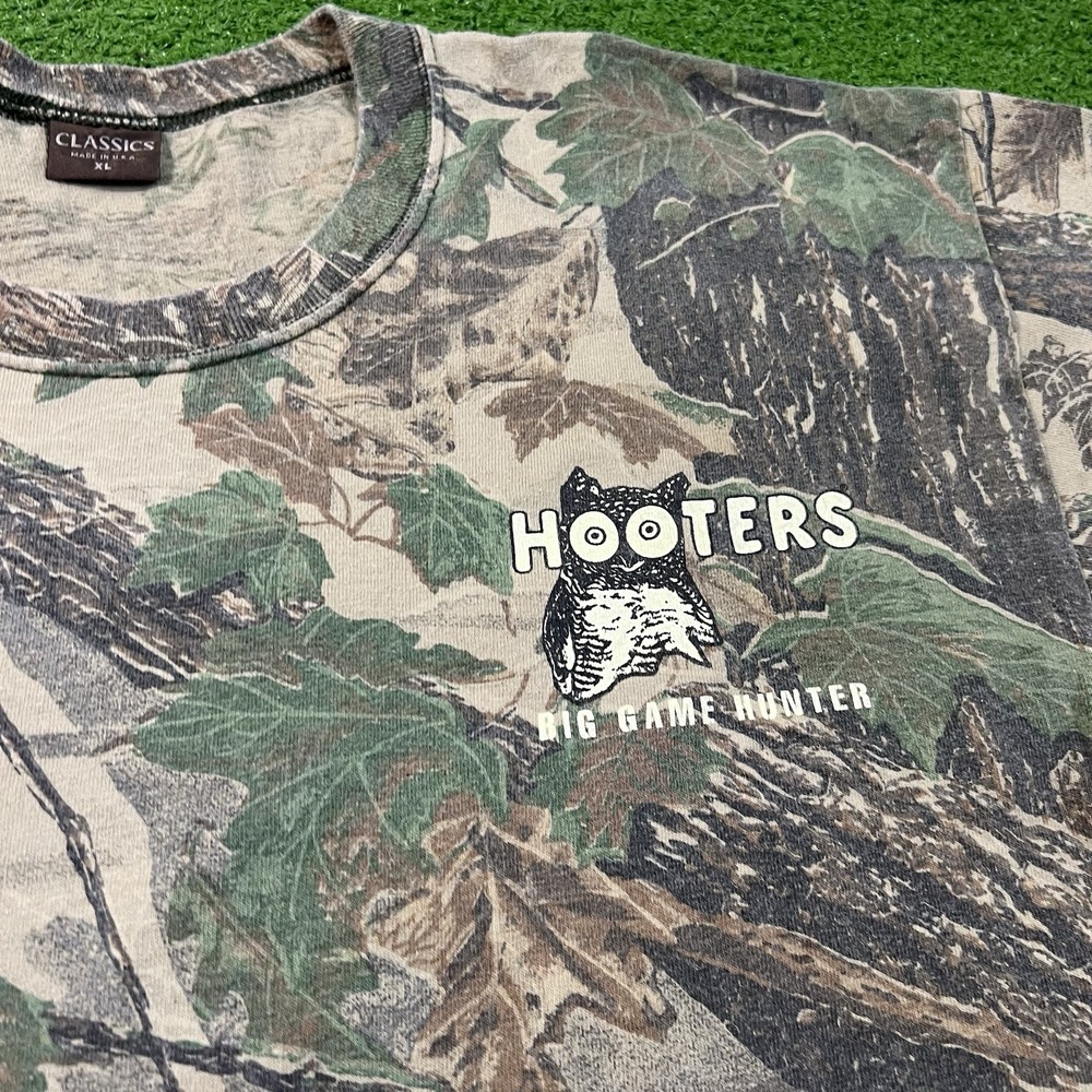 Vintage Single Stitch Hooters Shirt XL Camo 90s USA made "Big Game Hunter" - Picture 2 of 7